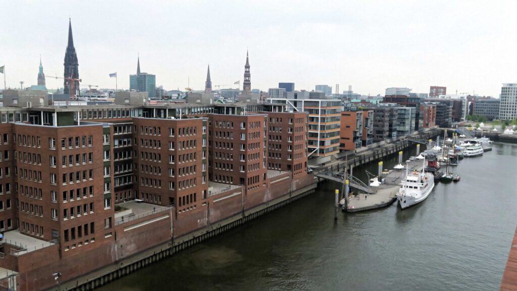 Blick von der Plaza der Elbphilharmonie über Sandtorhafen und Speicherstadt zur Innenstadt