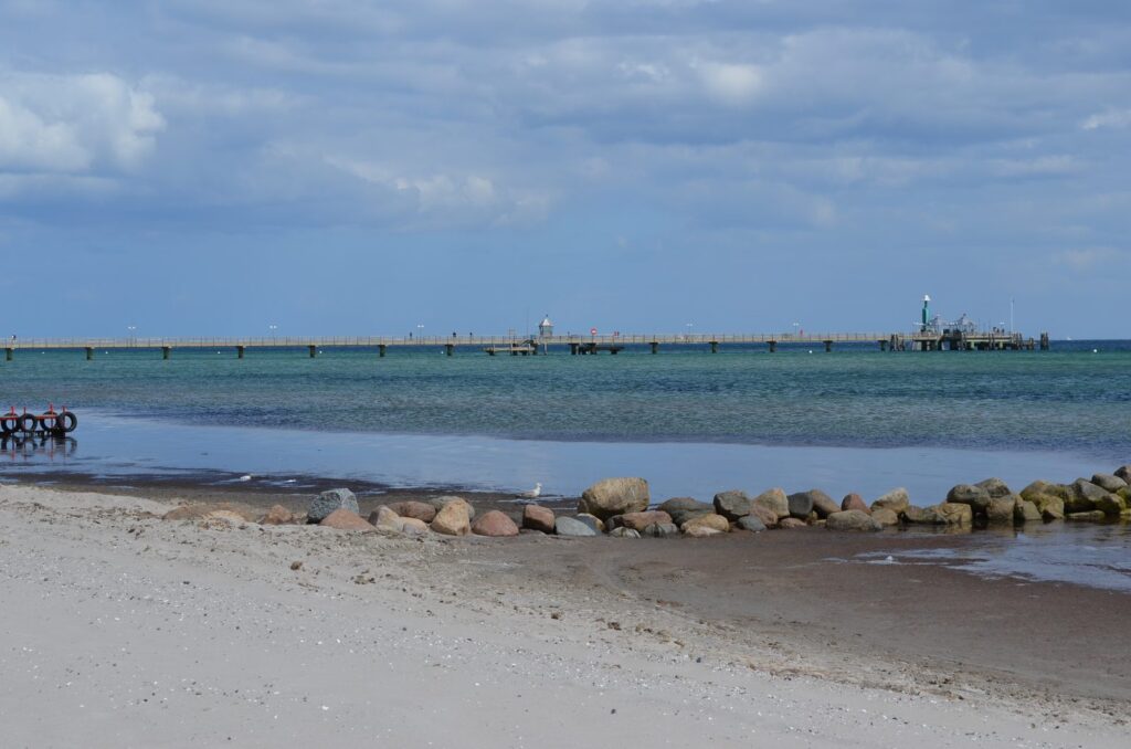 Grömitzer Seebrücke in voller Länge mit Brückenkopf und Tauchgondel über der Ostsee