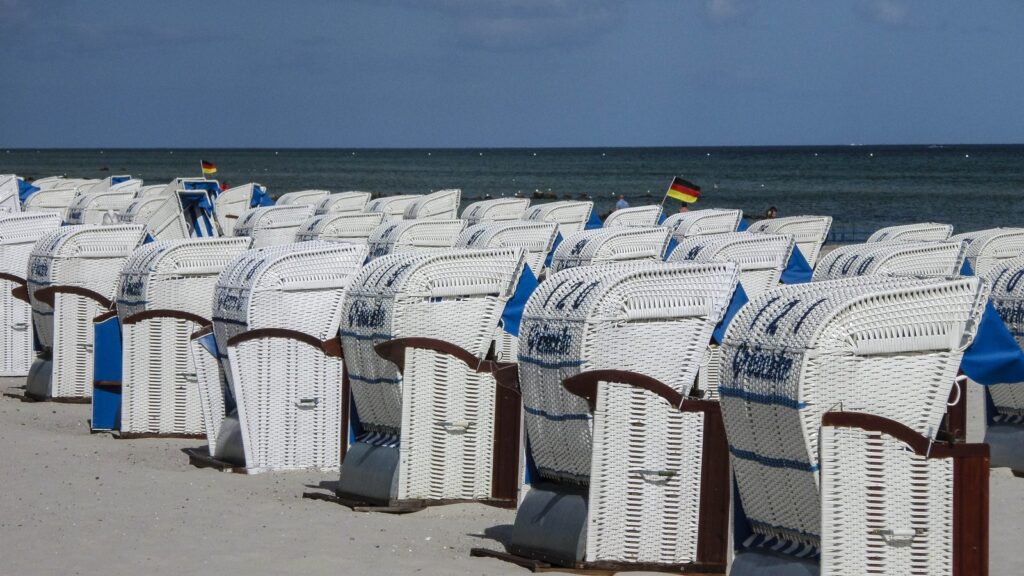 Dicht gestellte weiße Strandkörbe am Grömitzer Strand mit Blick auf die Ostsee