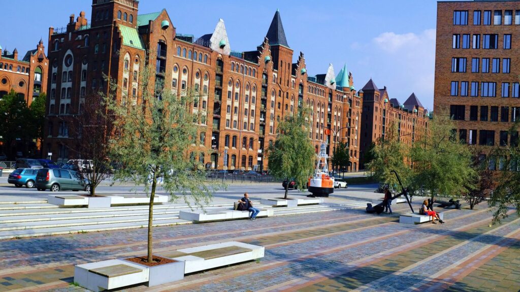 Kaispeicher B mit dem Internationalen Maritimen Museum und dem Platz davor