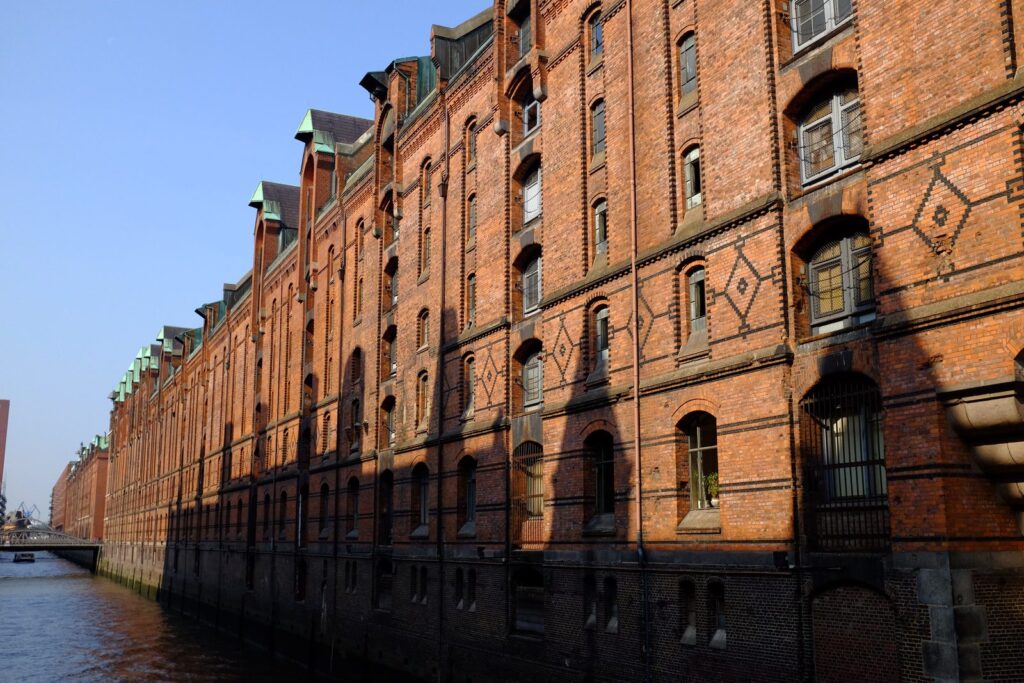Backsteinfassaden der Speicherstadt am Fleet im warmen Abendlicht