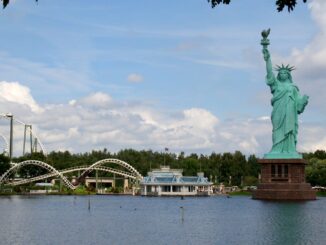 Blick über den Parksee auf Freiheitsstatue und Achterbahn im Heide Park Soltau