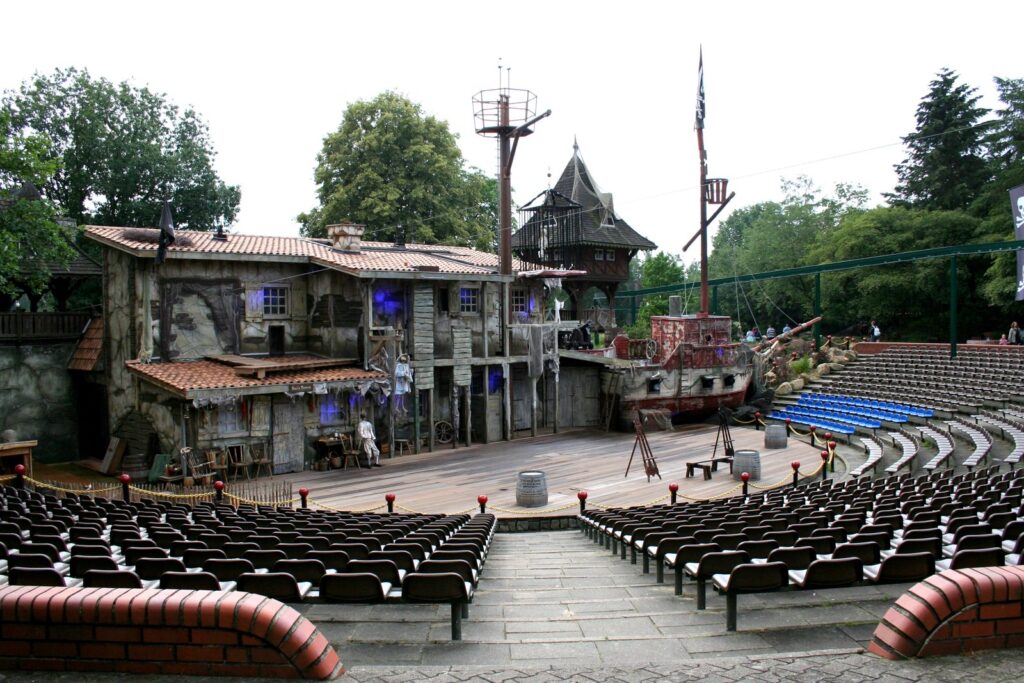 Freiluft-Showarena mit Piratenkulisse und leeren Zuschauerreihen im Heide Park