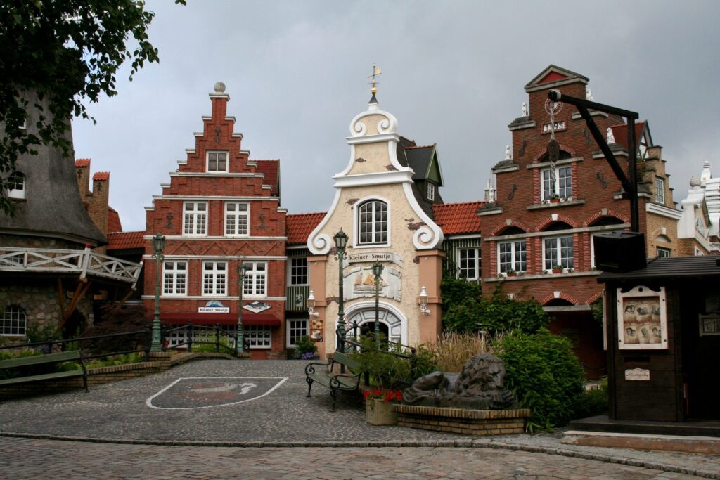 Giebelhäuser im niederländisch gestalteten Themenbereich des Heide Parks Soltau