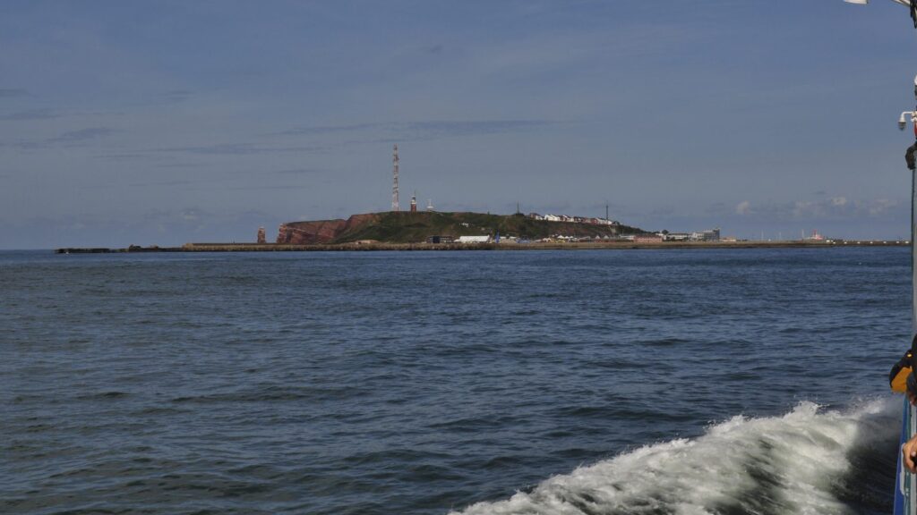 Die Insel Helgoland mit Buntsandsteinfelsen und Oberland vom anfahrenden Schiff aus gesehen
