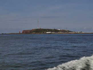 Die Insel Helgoland mit Buntsandsteinfelsen und Oberland vom anfahrenden Schiff aus gesehen