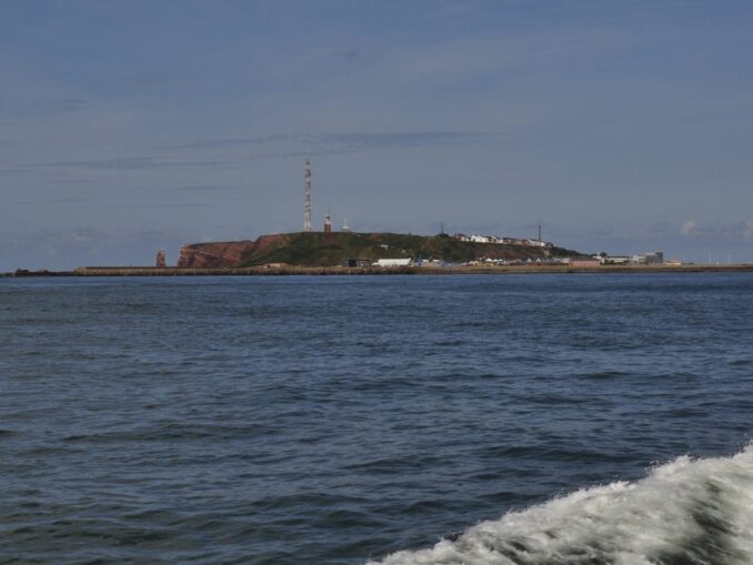 Die Insel Helgoland mit Buntsandsteinfelsen und Oberland vom anfahrenden Schiff aus gesehen