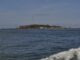 Die Insel Helgoland mit Buntsandsteinfelsen und Oberland vom anfahrenden Schiff aus gesehen