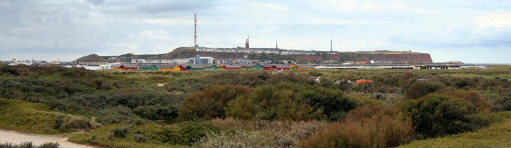 Blick von der Düne über das Bungalowdorf zur Hauptinsel Helgoland