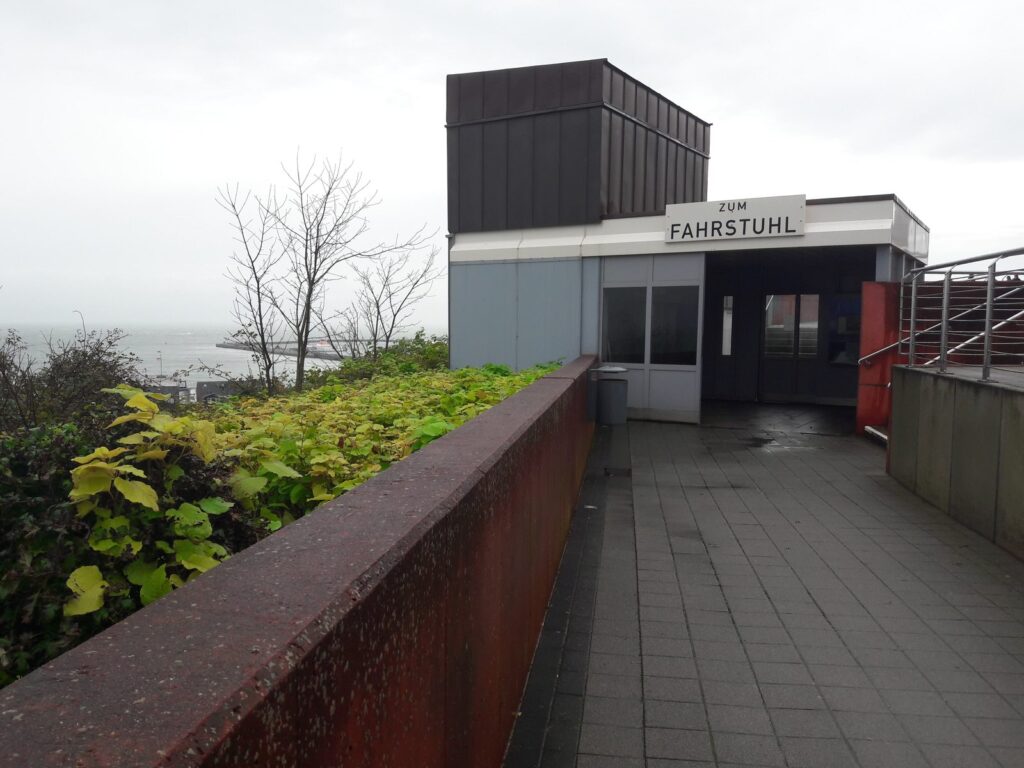 Zugang zum Personenaufzug zwischen Unterland und Oberland auf Helgoland
