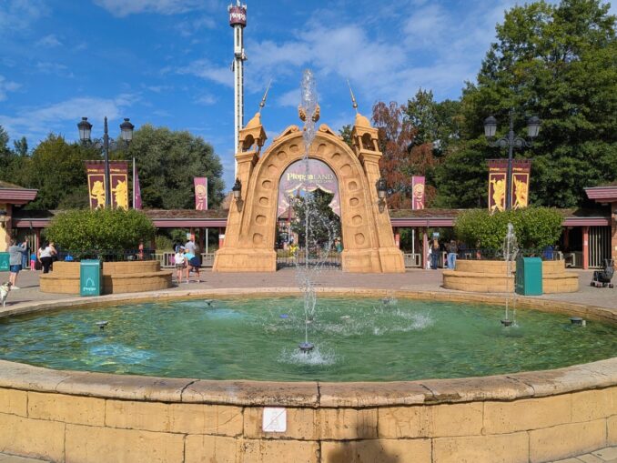 Eingangsportal von Plopsaland Deutschland mit Springbrunnen und Freifallturm dahinter