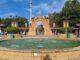 Eingangsportal von Plopsaland Deutschland mit Springbrunnen und Freifallturm dahinter