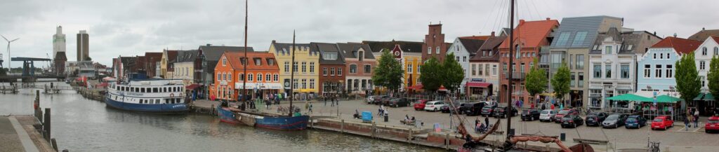 Husumer Binnenhafen mit Giebelhäusern, Fischkutter und Museumsschiff am Kai