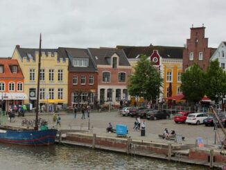 Husumer Binnenhafen mit Giebelhäusern, Fischkutter und Museumsschiff am Kai