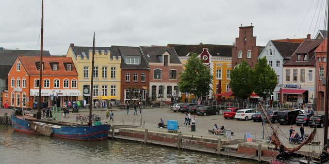 Husumer Binnenhafen mit Giebelhäusern, Fischkutter und Museumsschiff am Kai