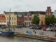 Husumer Binnenhafen mit Giebelhäusern, Fischkutter und Museumsschiff am Kai