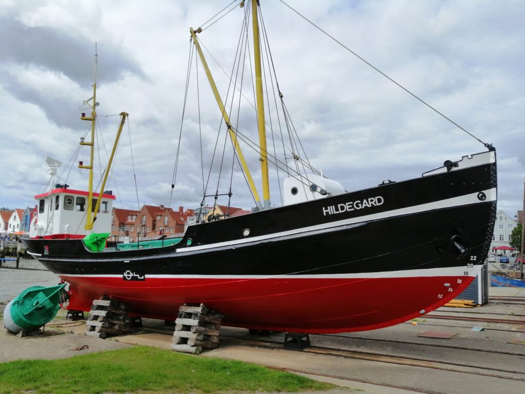 Historischer Tonnenleger Hildegard aufgepallt auf der alten Slipanlage im Husumer Hafen