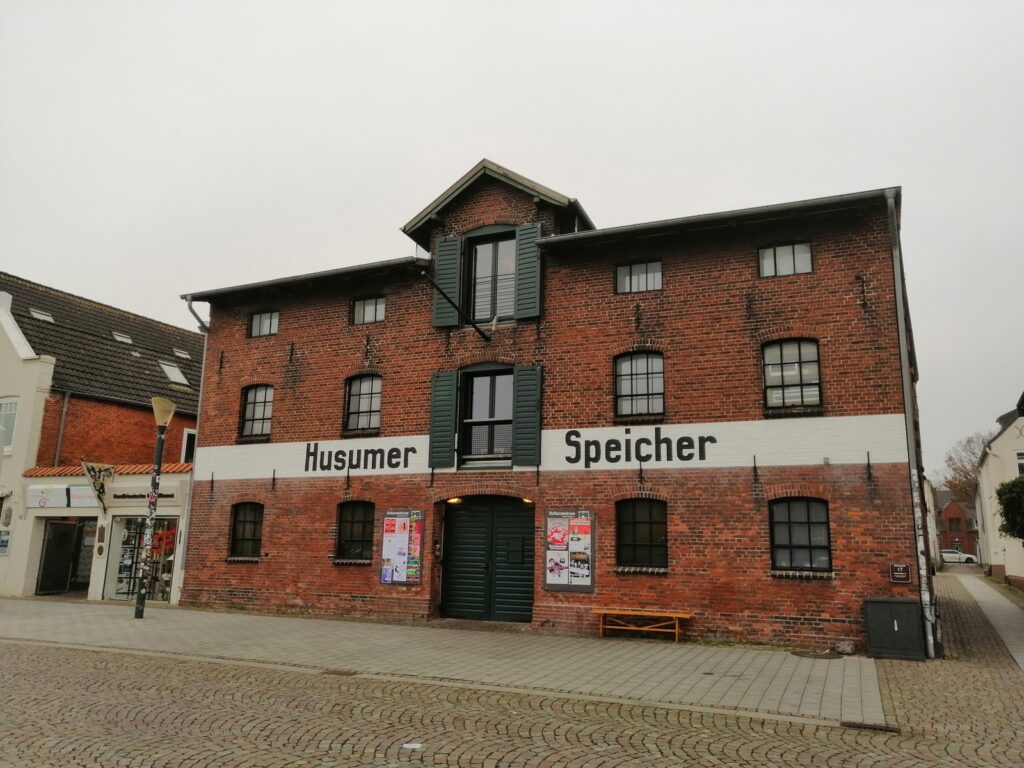 Backsteinfassade des Husumer Speichers von 1898 mit Schriftzug an der Hafenstraße