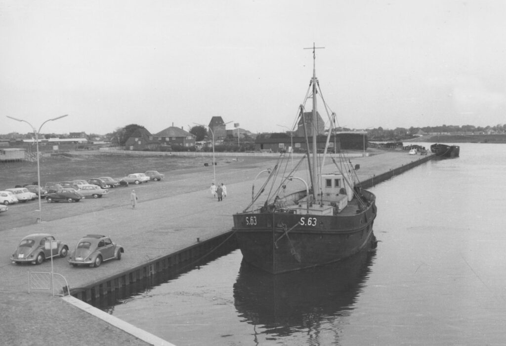 Fischkutter am neuen Kai des Husumer Außenhafens im Jahr 1962