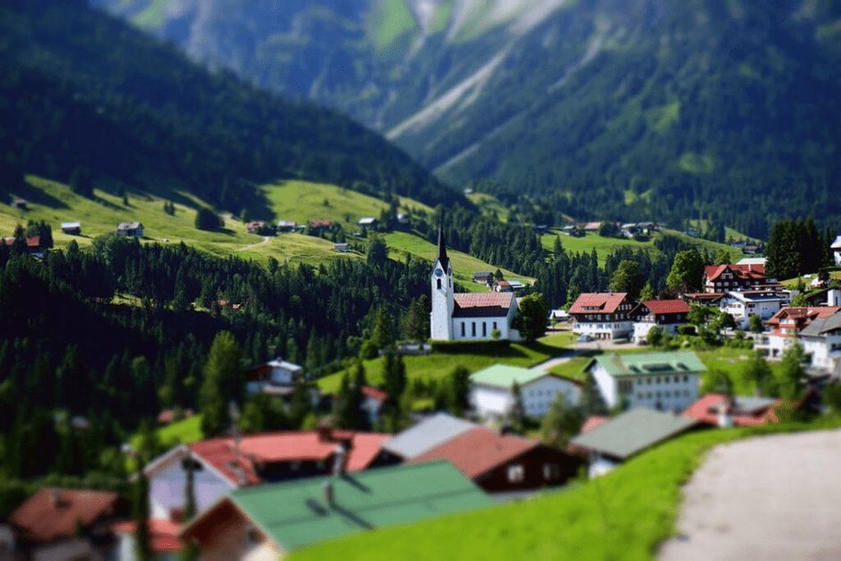 Kurvige Bergstraße in den Alpen