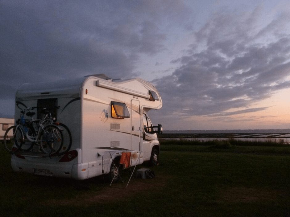 Wohnmobil unterwegs auf einer Bergstraße