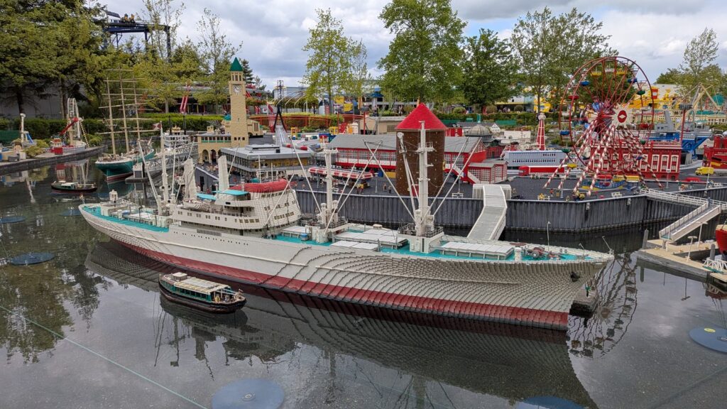 Nachgebauter Hafen mit großem Frachtschiff aus Lego-Steinen im Miniland des Parks