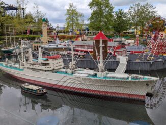 Nachgebauter Hafen mit großem Frachtschiff aus Lego-Steinen im Miniland des Parks