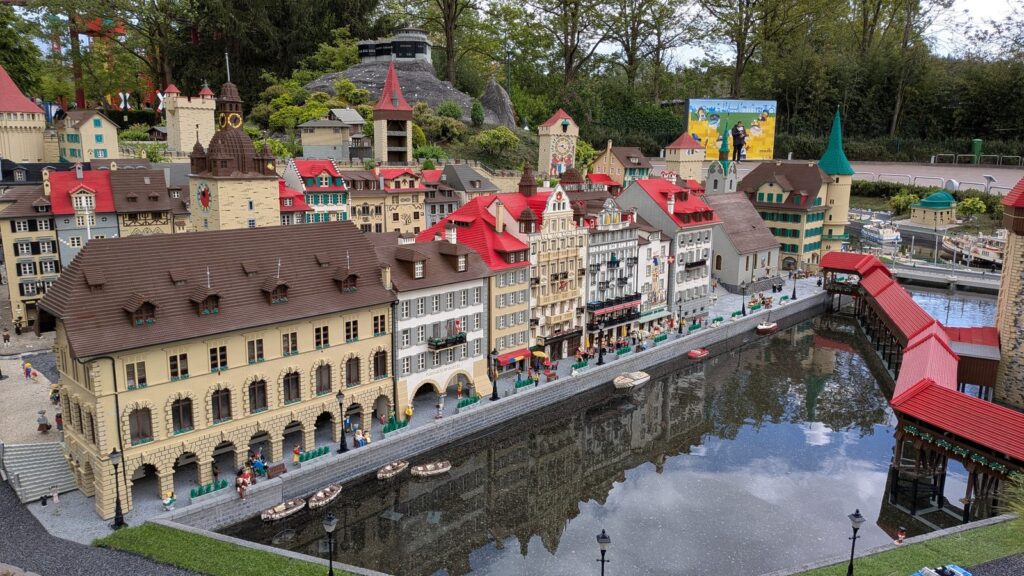 Nachbau der Luzerner Altstadt mit Kapellbrücke aus Lego-Steinen im Miniland