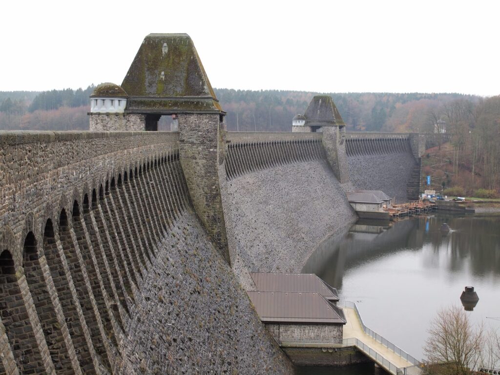 Blick von der Mauerkrone über die Bogenreihen der Landseite auf die beiden Wehrtürme