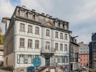 Barockes Bürgerhaus und Fachwerkhäuser am kopfsteingepflasterten Platz in der Altstadt von Monschau
