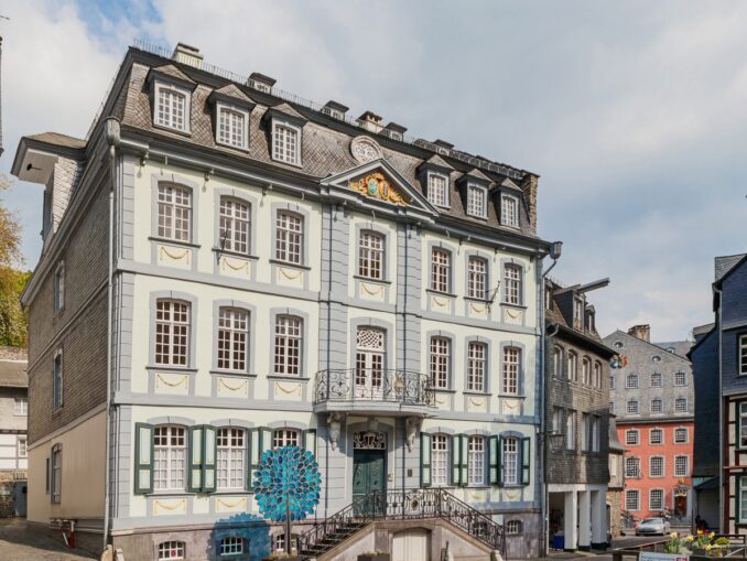 Barockes Bürgerhaus und Fachwerkhäuser am kopfsteingepflasterten Platz in der Altstadt von Monschau