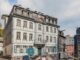 Barockes Bürgerhaus und Fachwerkhäuser am kopfsteingepflasterten Platz in der Altstadt von Monschau