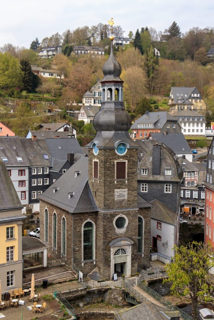 Blick über die Dächer der Monschauer Altstadt auf die evangelische Stadtkirche