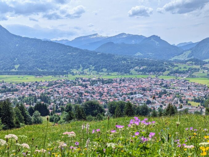 Blick vom Wallrafweg über den Ort Oberstdorf und die Allgäuer Alpen