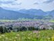 Blick vom Wallrafweg über den Ort Oberstdorf und die Allgäuer Alpen