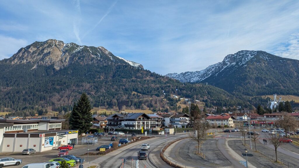 Oberstdorf im Winter mit Schattenberg, Nebelhorn und Schanzenanlage im Hintergrund