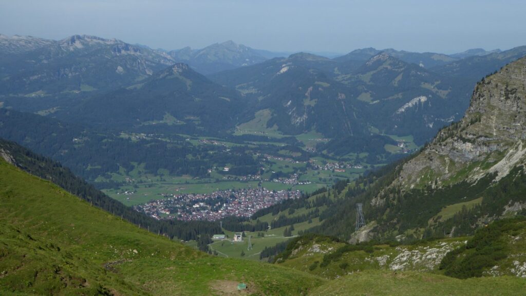 Talblick aus dem Faltenbachtal auf Oberstdorf und die umgebenden Bergketten