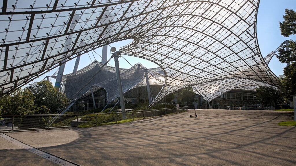 Blick unter das Zeltdach der Olympiahalle aus Stahlseilnetz und Acrylglasplatten