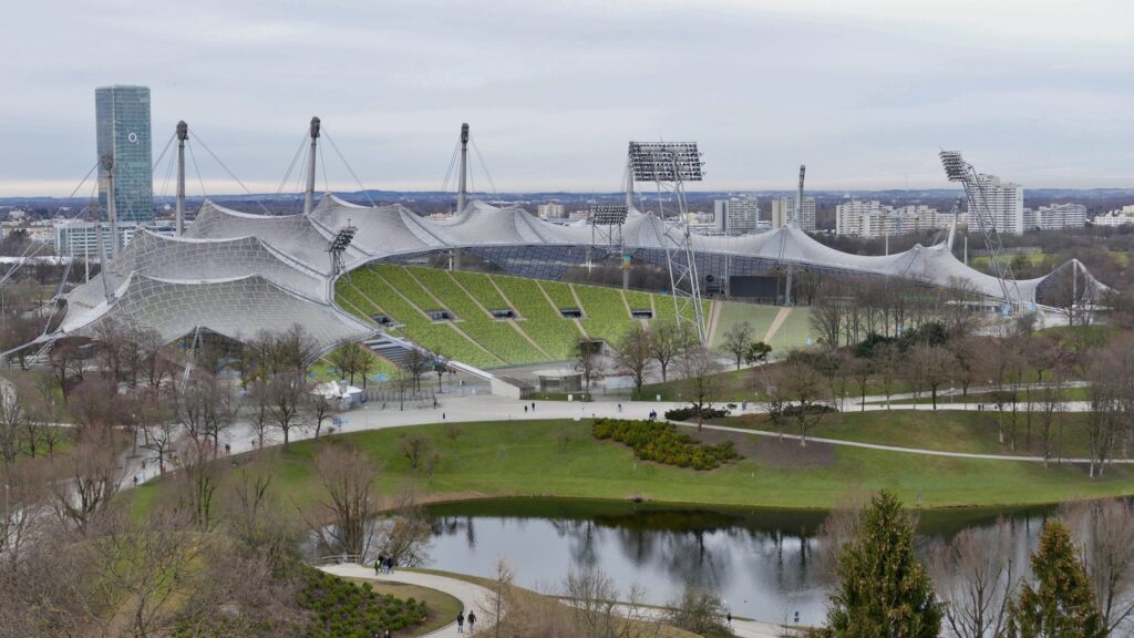 Blick vom Olympiaberg auf das Olympiastadion und seine geschwungene Dachlandschaft