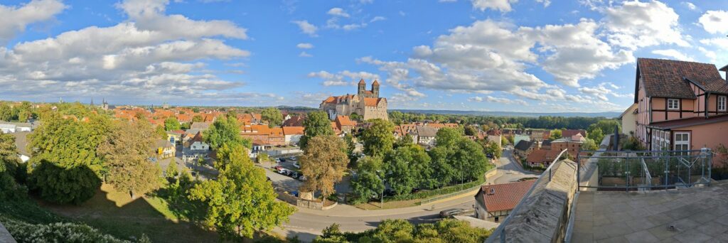 Blick vom Münzenberg über die Altstadt von Quedlinburg zum Schlossberg mit Stiftskirche