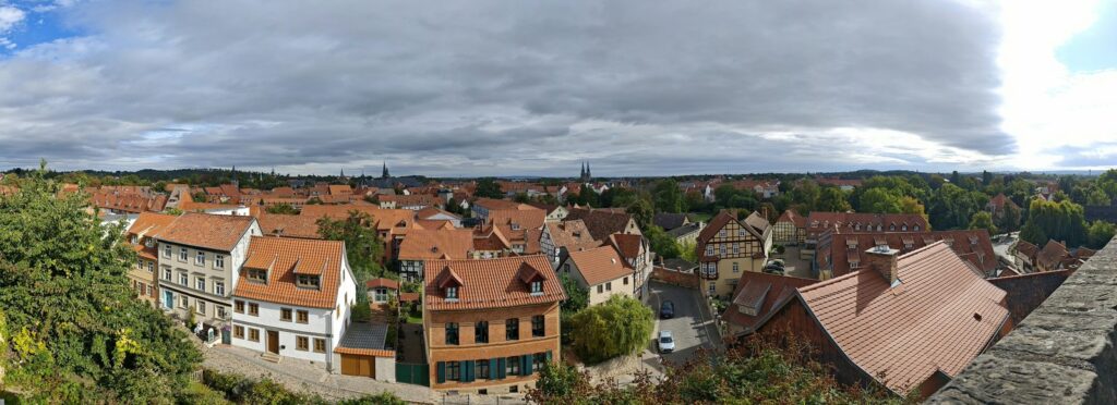 Fachwerkhäuser und rote Ziegeldächer der Quedlinburger Altstadt vom Schlossberg gesehen