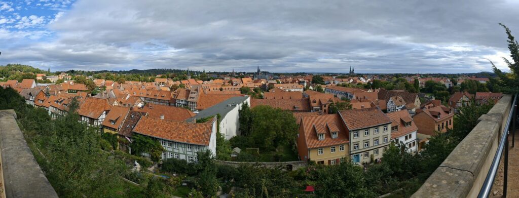Gassen, Gärten und Kirchtürme der Quedlinburger Altstadt unter Wolkenhimmel