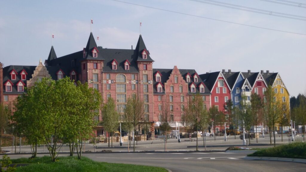 Außenansicht des Hotels Krønasår mit bunten Giebelfassaden an der Wasserwelt Rulantica
