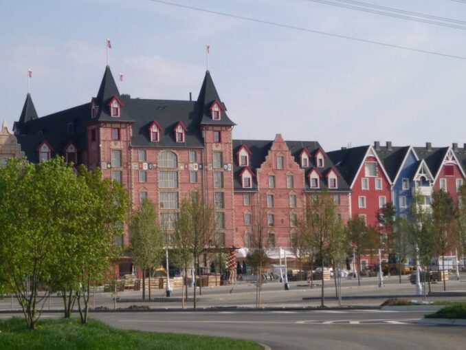 Außenansicht des Hotels Krønasår mit bunten Giebelfassaden an der Wasserwelt Rulantica