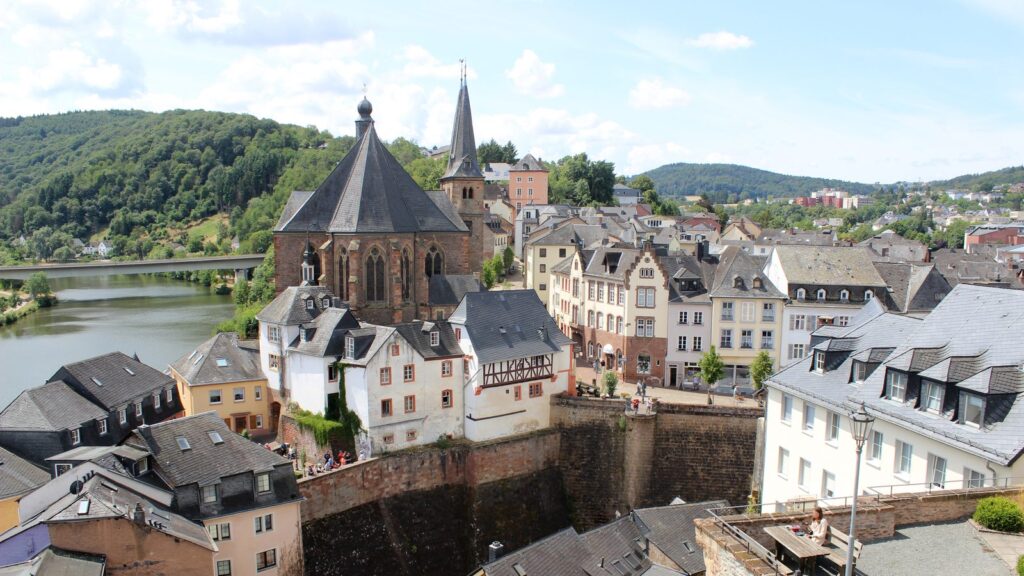 Blick von der Burg über die Altstadt von Saarburg mit Kirche und Leukbachschlucht