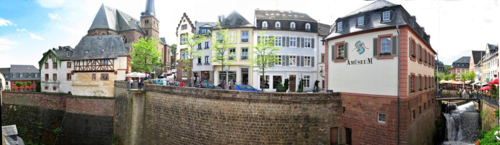 Buttermarkt in Saarburg mit Stützmauer und dem Wasserfall des Leukbachs rechts