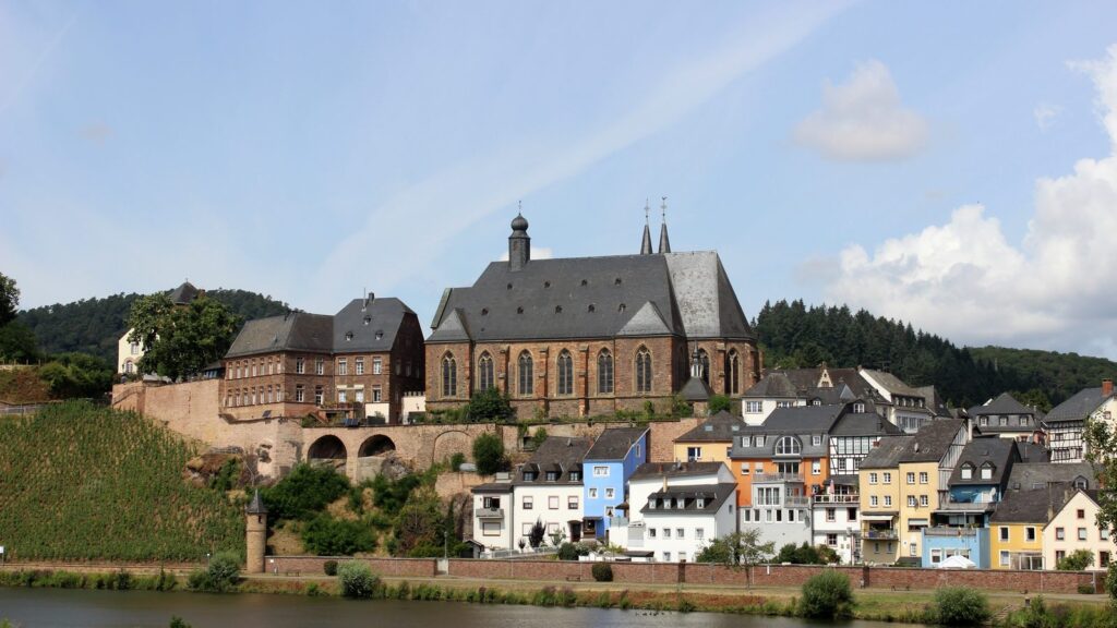 Pfarrkirche St. Laurentius und Amtshaus über dem Saarufer von Saarburg
