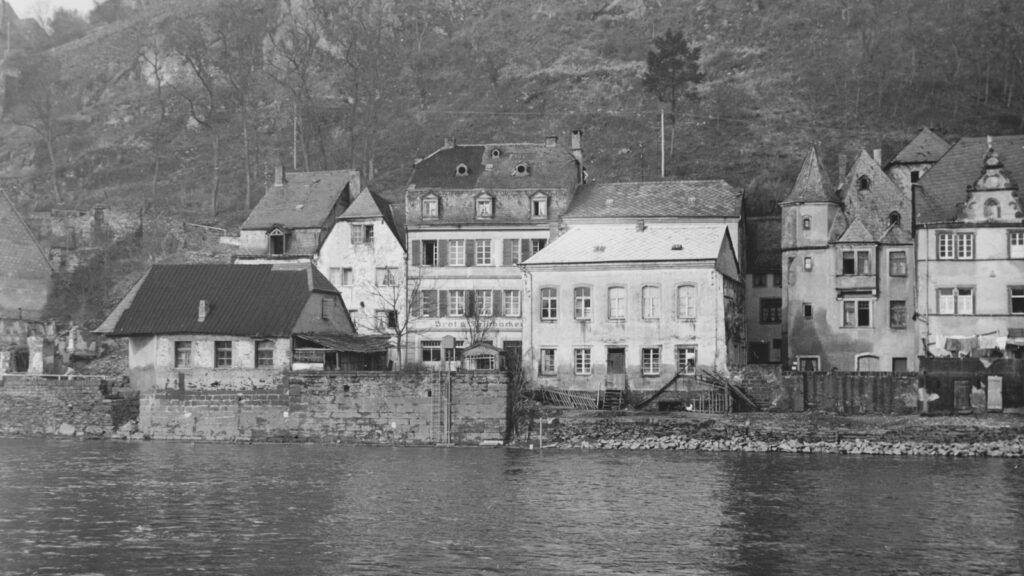 Historische Schwarzweißaufnahme der Saarburger Uferhäuser unterhalb des Burgfelsens