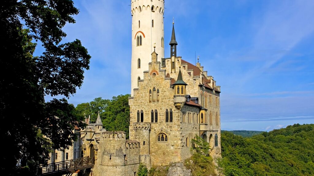 Schloss Lichtenstein mit weißem Bergfried und Zugbrücke auf dem Felsen der Schwäbischen Alb