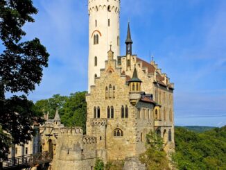 Schloss Lichtenstein mit weißem Bergfried und Zugbrücke auf dem Felsen der Schwäbischen Alb